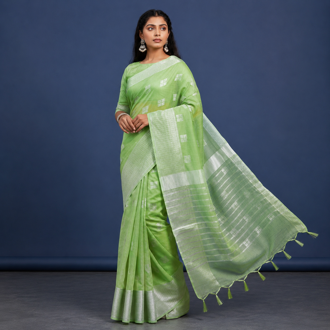 Elegant peach Banarasi-inspired saree featuring intricate zari weaving and a richly detailed border for a timeless festive look. ✨🌸